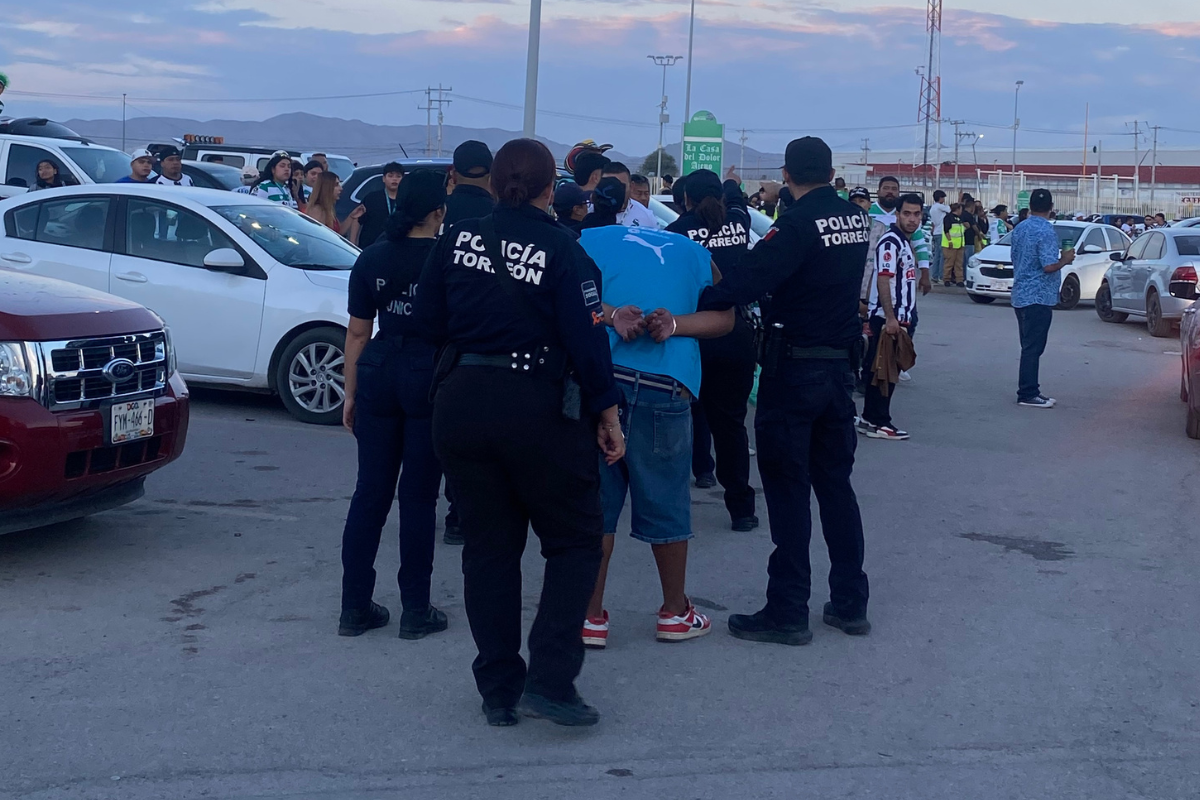 Detienen a más de 18 tras disturbios al salir del TSM; seis ciudadanos y cinco policías lesionados