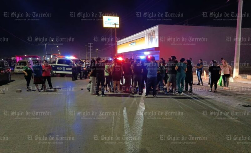 Vecinos bloquean bulevar La Libertad por desabasto de agua; alcanzan acuerdo temporal