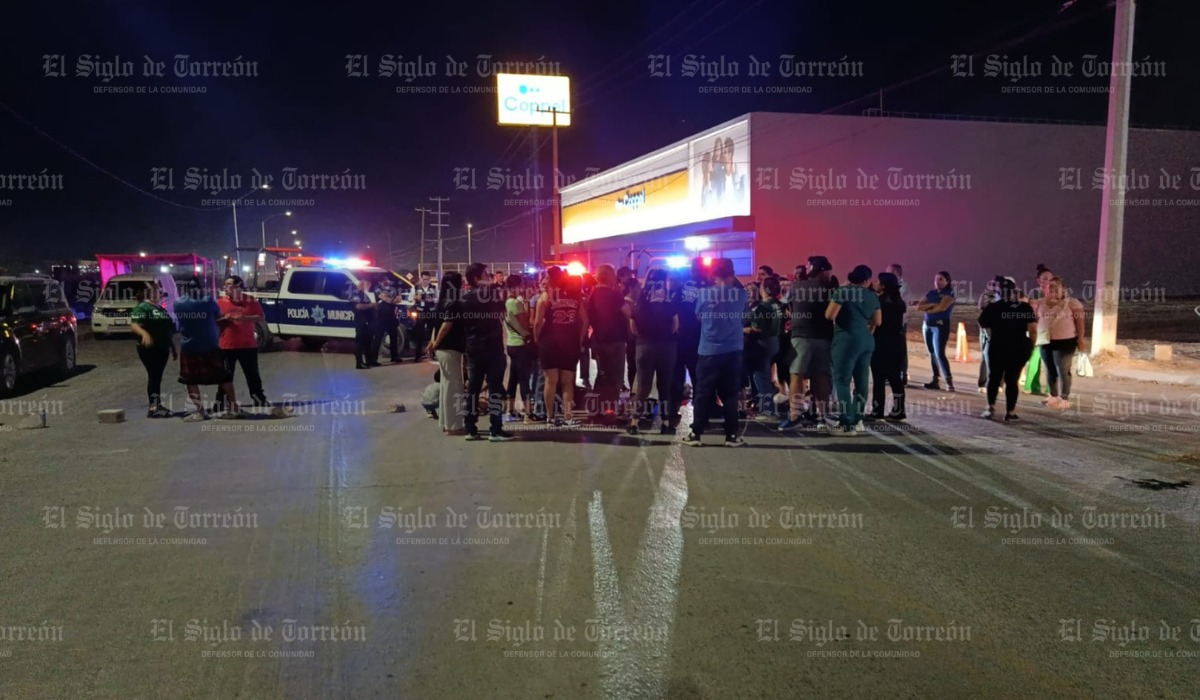 Vecinos bloquean bulevar La Libertad por desabasto de agua; alcanzan acuerdo temporal