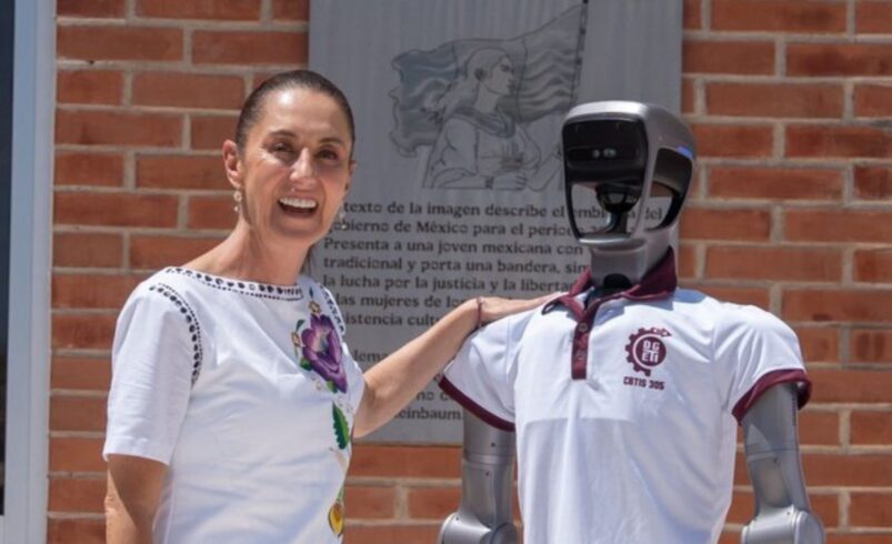 Robots acompañan a Sheinbaum en inauguración de bachillerato