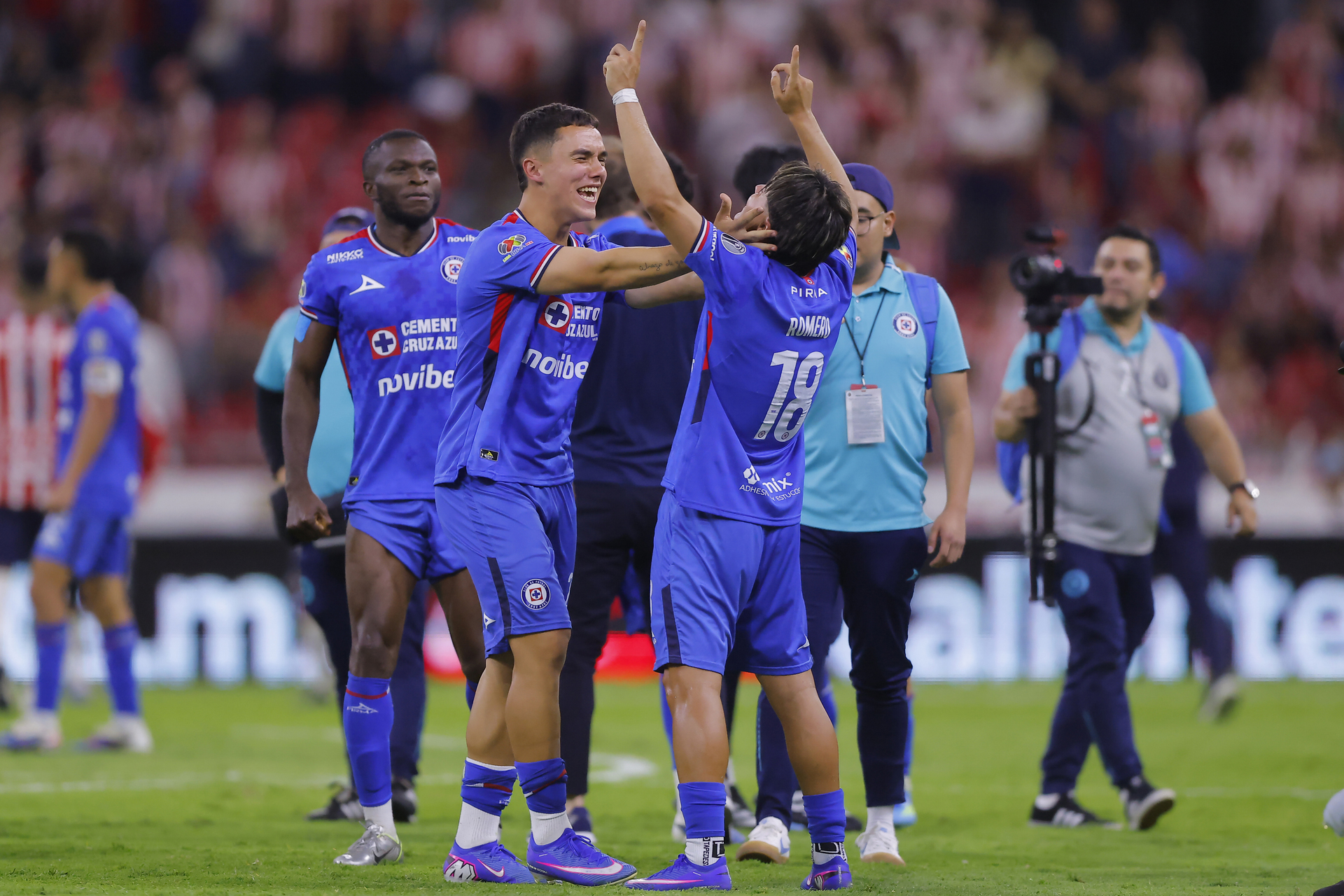 Cruz Azul derrota a Chivas de visita y clasifica a la final