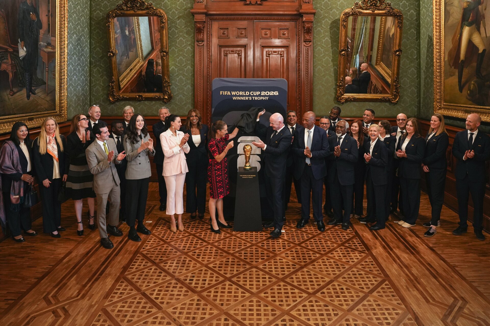 Sheinbaum da ‘cordial bienvenida’ a Infantino antes de la inauguración del Mundial 2026