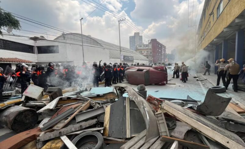 Disturbios durante marcha antimundialista dejan 3 detenidos y personas lesionadas