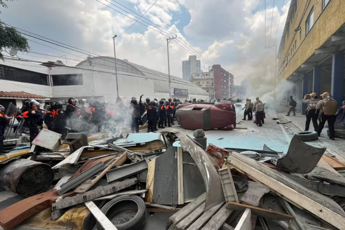 Disturbios durante marcha antimundialista dejan 3 detenidos y personas lesionadas