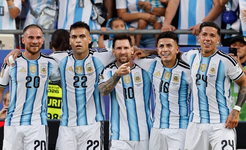 Argentina aplasta a Argelia con hat-trick de Messi en una noche de ensueño
