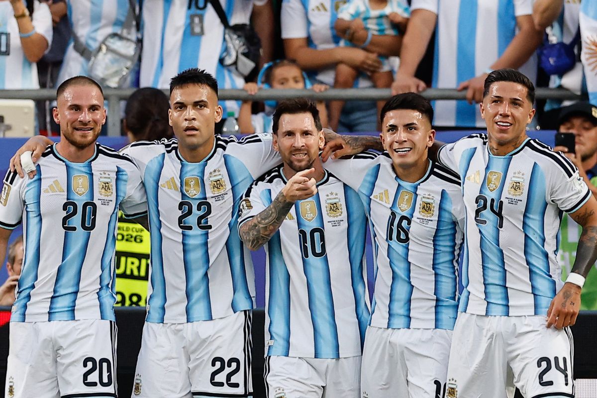 Argentina aplasta a Argelia con hat-trick de Messi en una noche de ensueño
