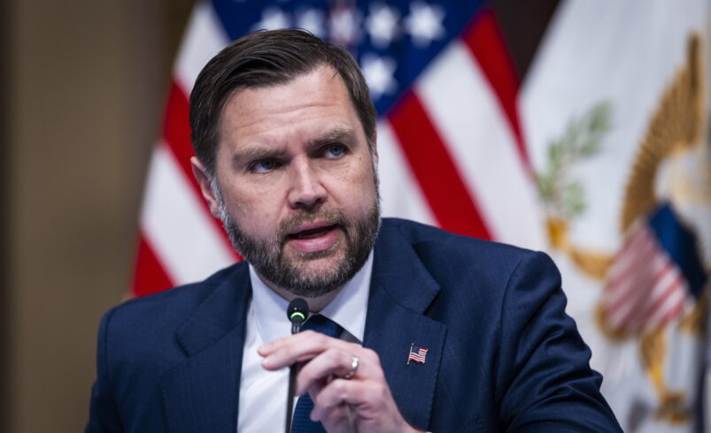 EU se reserva el derecho de emprender una acción militar, advierte JD Vance