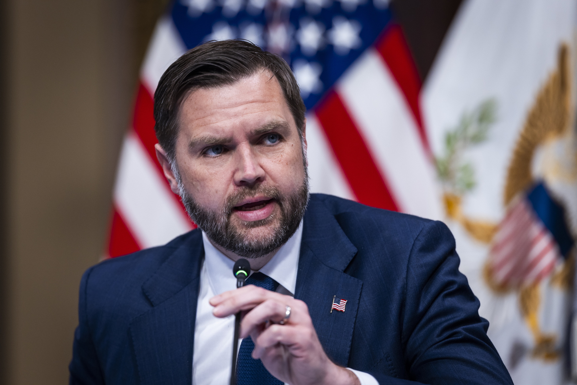 EU se reserva el derecho de emprender una acción militar, advierte JD Vance