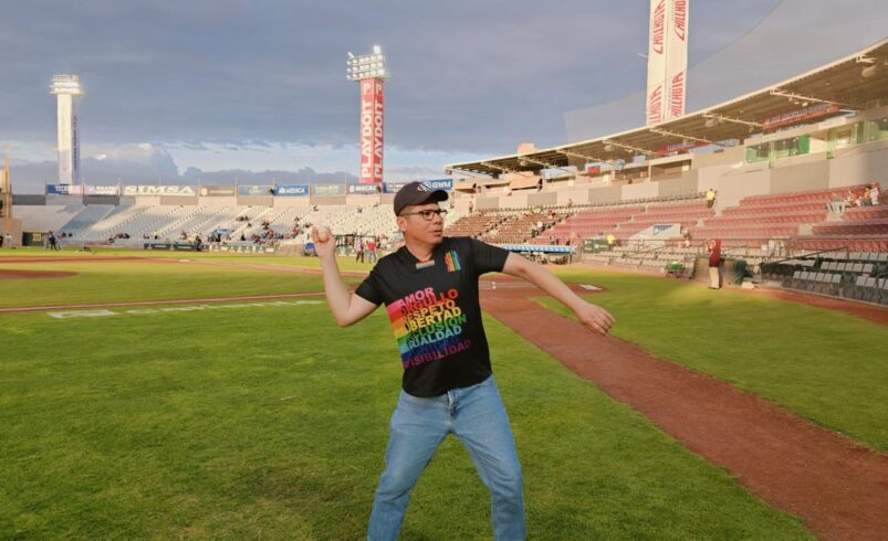 Raymundo Valadez lanza primera bola en juego de Algodoneros y Leones en el marco del Mes del Orgullo