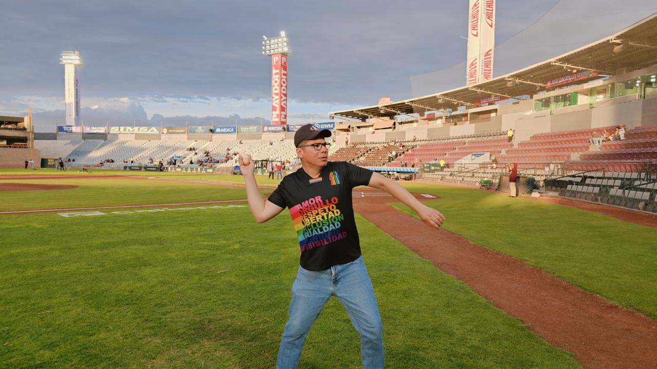 Raymundo Valadez lanza primera bola en juego de Algodoneros y Leones en el marco del Mes del Orgullo