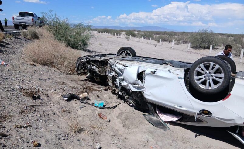 Volcadura tras choque con autobús deja tres lesionados en carretera San Pedro-Cuatro Ciénegas