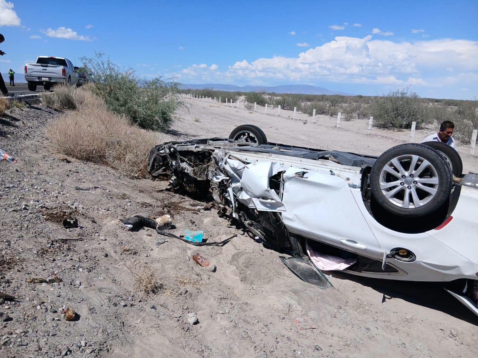 Volcadura tras choque con autobús deja tres lesionados en carretera San Pedro-Cuatro Ciénegas