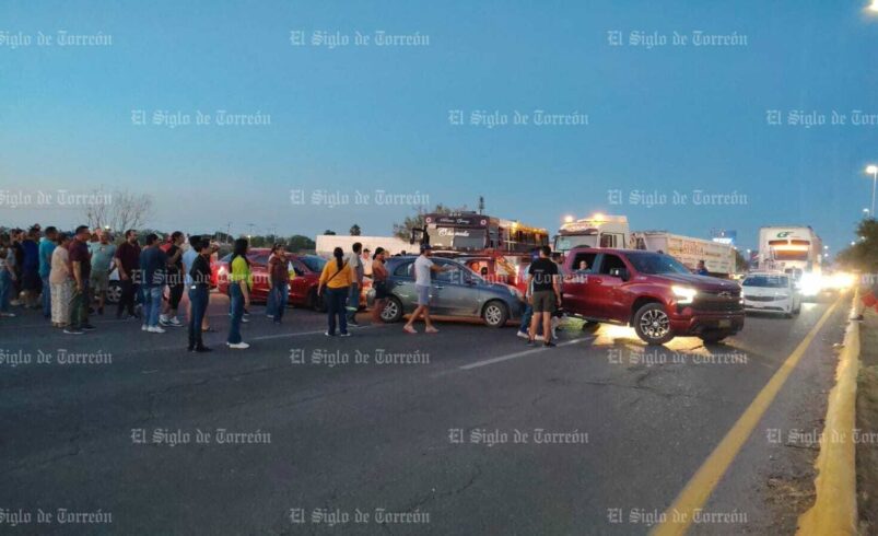 Bloquean el bulevar Ejército Mexicano en Gómez Palacio para exigir solución a los constantes apagones