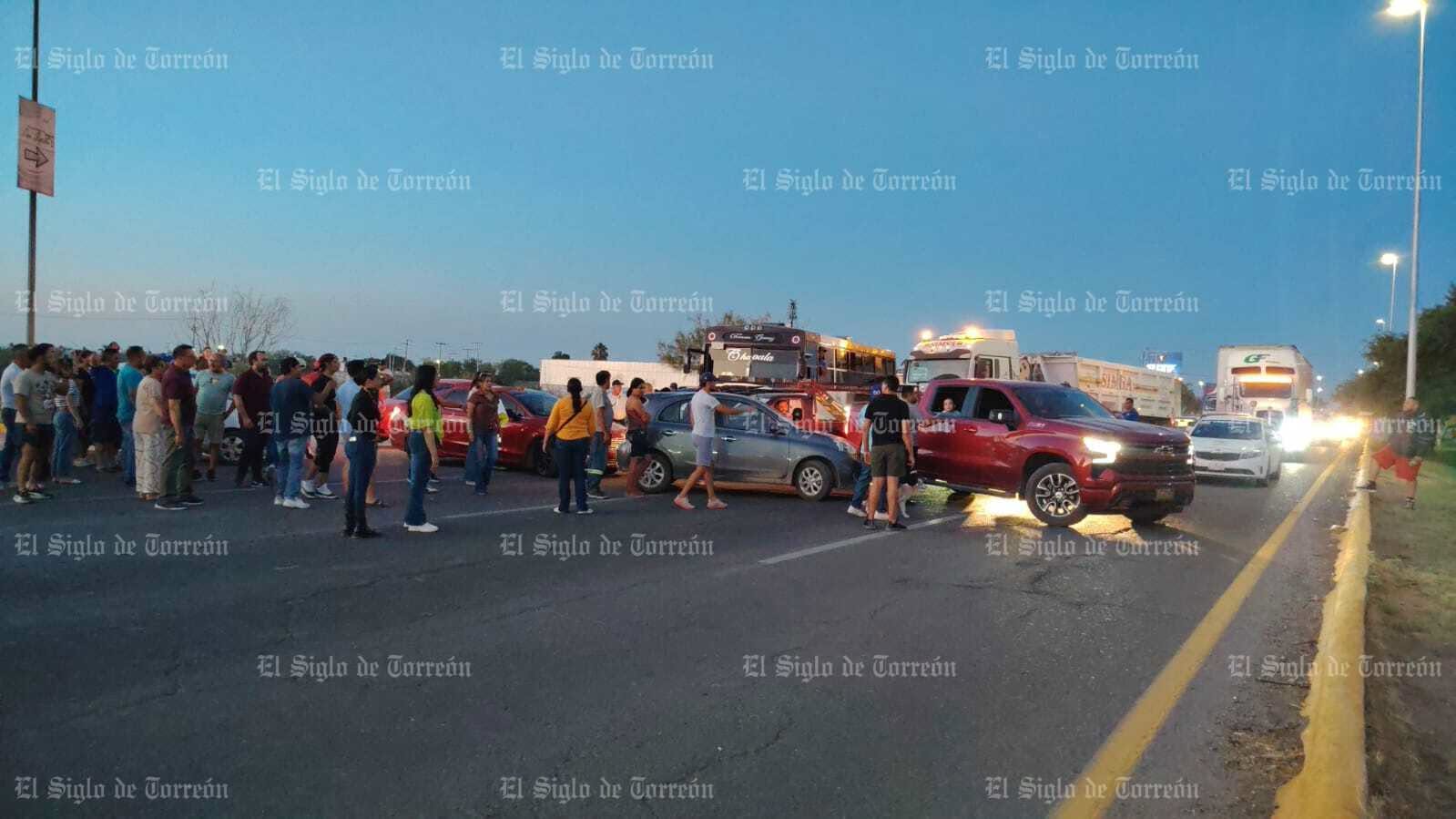 Bloquean el bulevar Ejército Mexicano en Gómez Palacio para exigir solución a los constantes apagones
