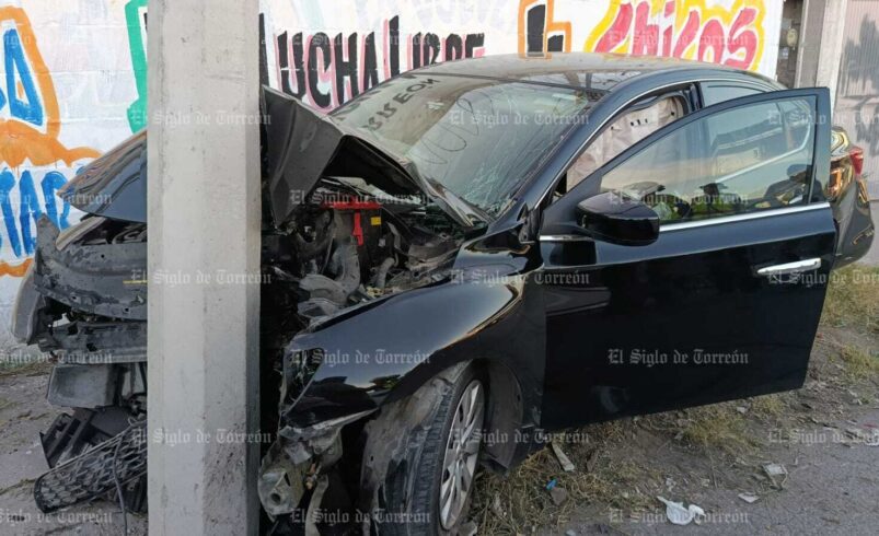 Conductora pierde el control y se impacta contra poste en la carretera Torreón-San Pedro