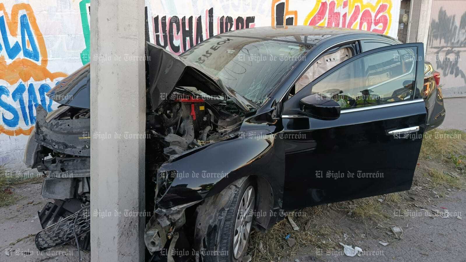 Conductora pierde el control y se impacta contra poste en la carretera Torreón-San Pedro
