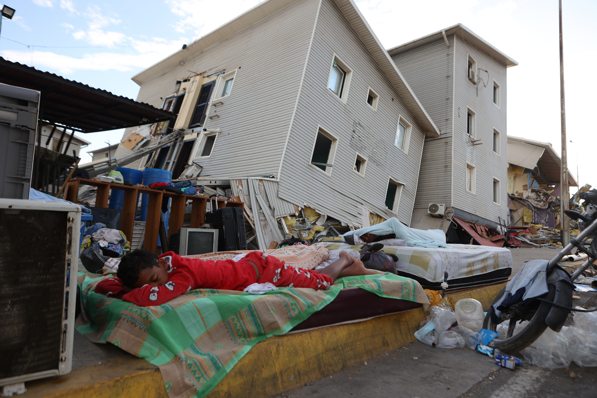 Venezolanos buscan sobrevivientes entre las ruinas dejadas por los sismos; suman más de 1,700 muertos