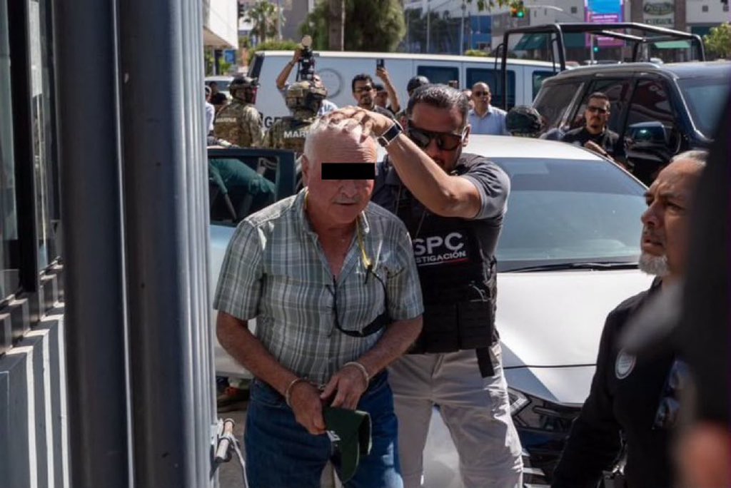 Ernesto Ruffo es trasladado a instalaciones de la FGR en Tijuana