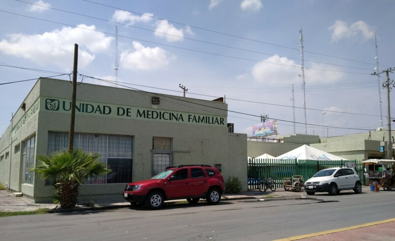 Por obras de drenaje, ajustan acceso a UMF No. 80 del IMSS en Torreón