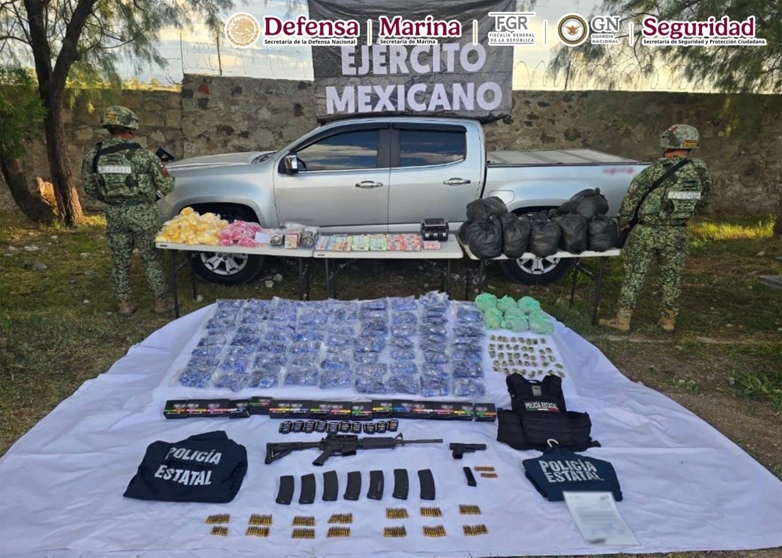 Decomisan 2 mdp, armas y más de 20 mil dosis de droga en Peñón Blanco, Durango