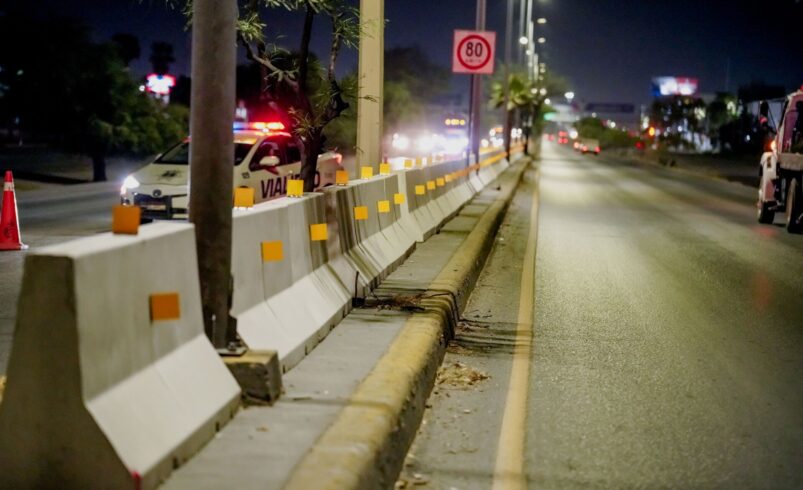 Instalan barreras de concreto en Periférico de Torreón para prevenir accidentes