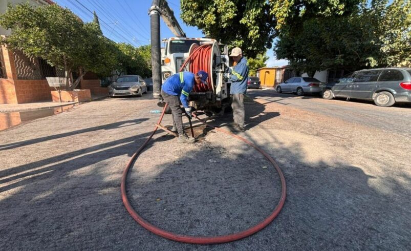 Simas atiende derrame de aguas residuales en colonia Jacarandas de Torreón
