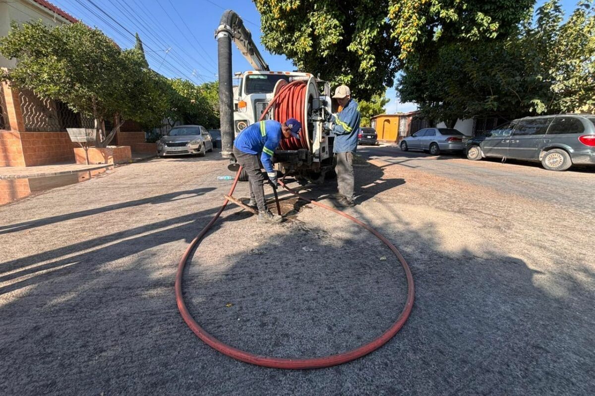 Simas atiende derrame de aguas residuales en colonia Jacarandas de Torreón