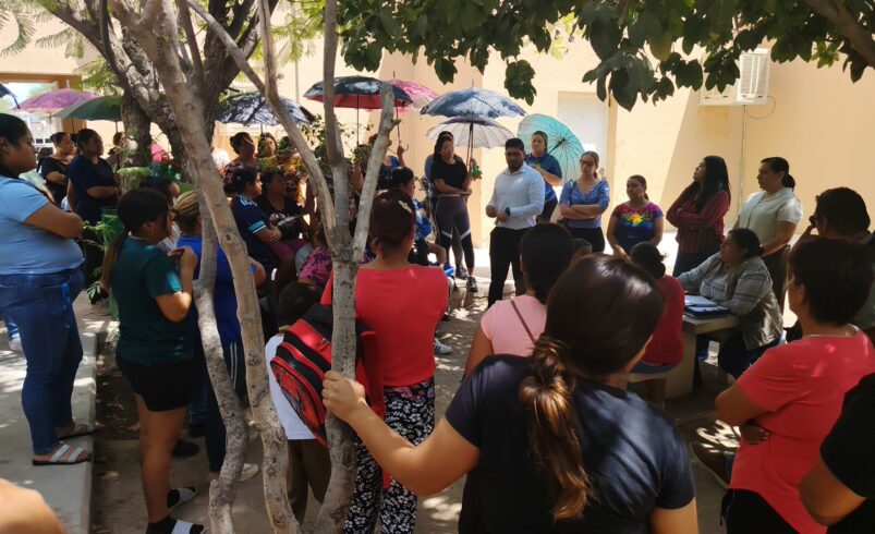 Alumnos de la primaria en el ejido El Cambio se exponen al intenso calor; empresa dejó a medias la obra