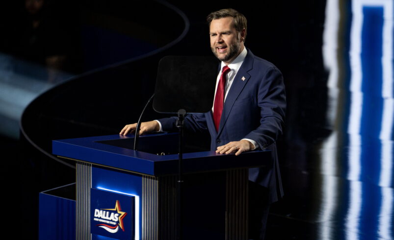 JD Vance responde a manifestante con bandera de México en convención republicana de Dallas