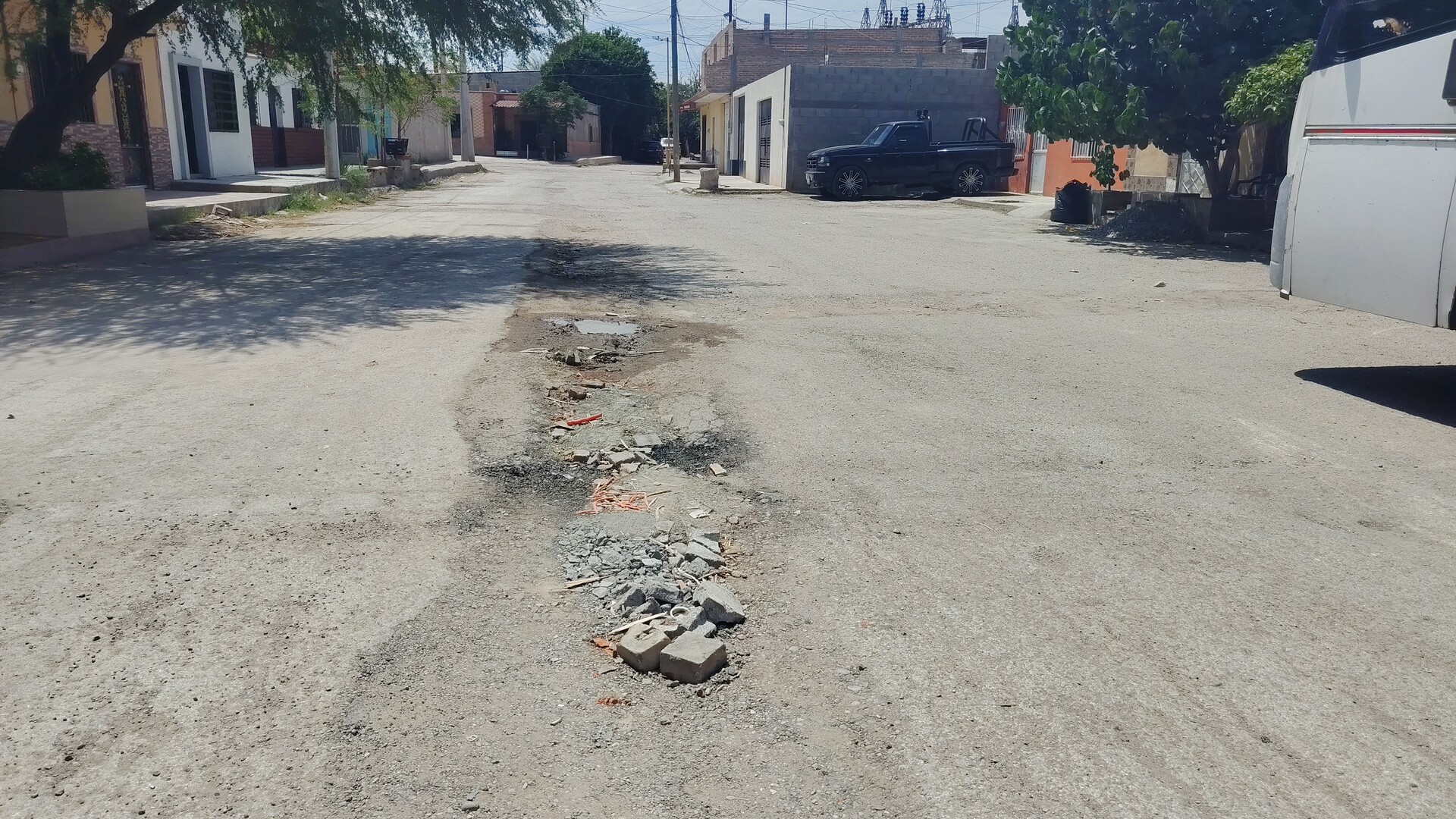 Vecinos denuncian calles destrozadas en Matamoros: ‘Ni modo que no se den cuenta’