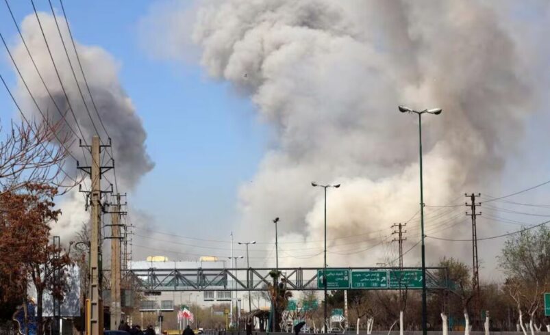 Irán acusa a EU de usar armas químicas en el primer día de la guerra; ataque dejó 21 muertos