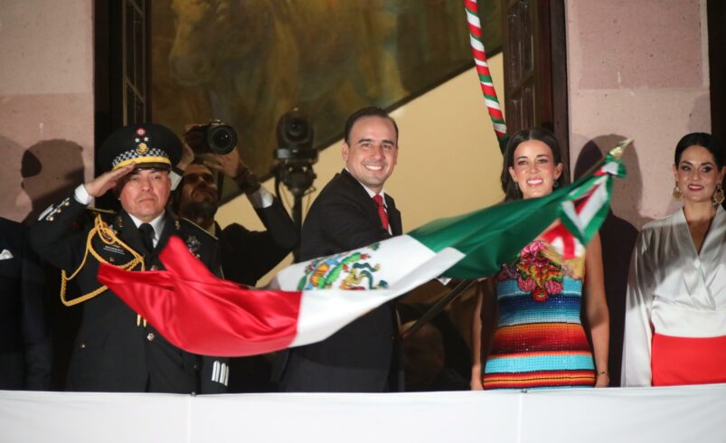 ‘Viva nuestra gente echada pa’delante’: Manolo Jiménez encabeza el Grito de Independencia desde Saltillo