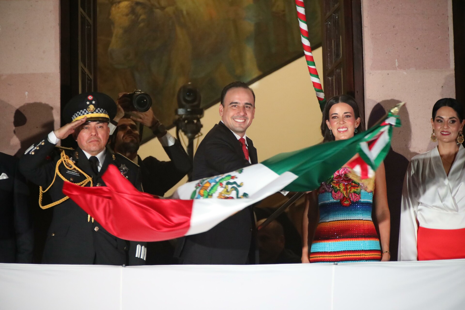 ‘Viva nuestra gente echada pa’delante’: Manolo Jiménez encabeza el Grito de Independencia desde Saltillo