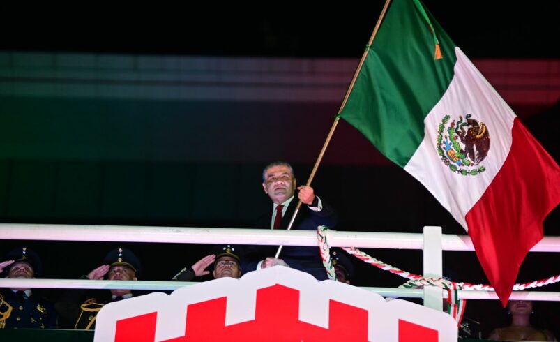 Miguel Riquelme da el Grito de Independencia en Plaza Mayor de Torreón