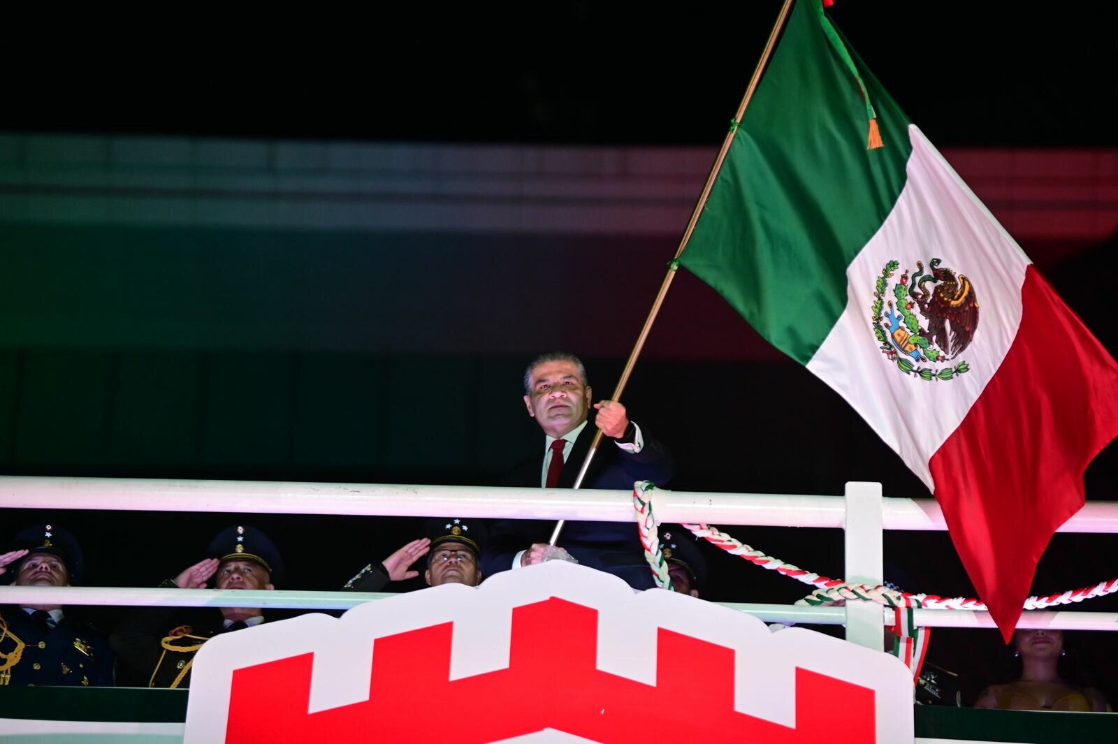 Miguel Riquelme da el Grito de Independencia en Plaza Mayor de Torreón