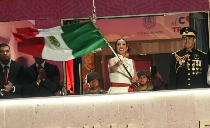 Betzabé Martínez encabeza el Grito de Independencia en Gómez Palacio