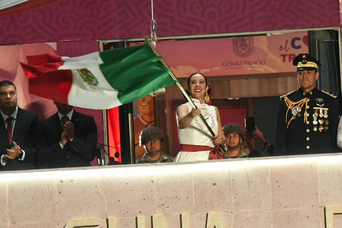 Betzabé Martínez encabeza el Grito de Independencia en Gómez Palacio
