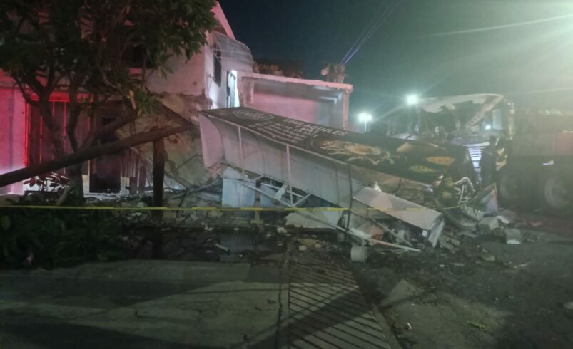 Autobús impacta negocio en Torreón; chofer lesionado