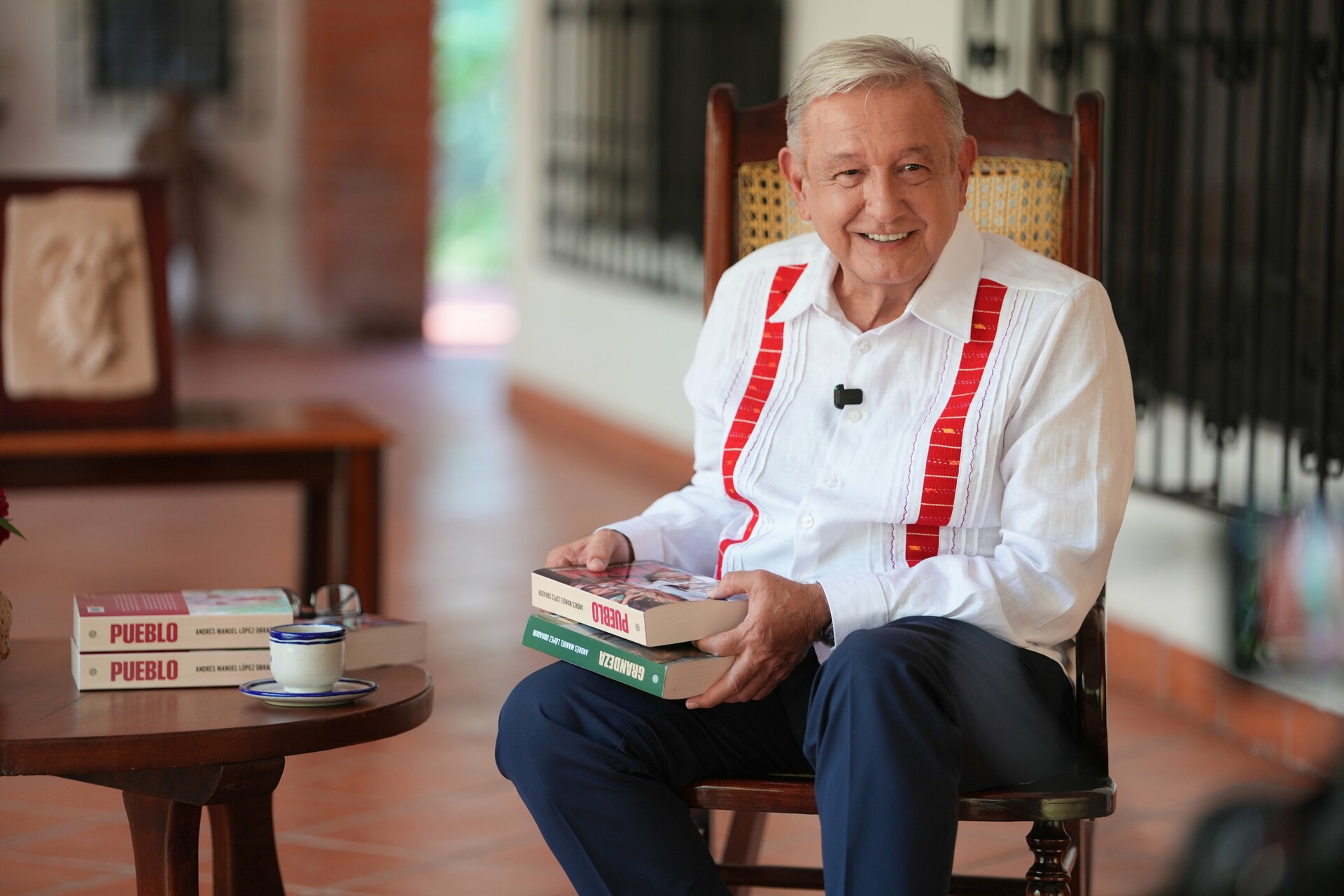 AMLO reaparece desde Palenque, Chiapas; presenta su nuevo libro ‘Pueblo’
