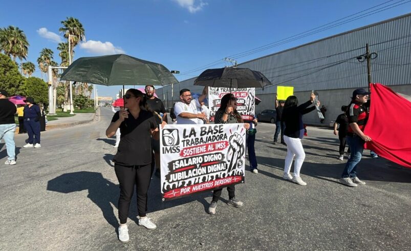 Trabajadores del IMSS bloquean periférico de Gómez Palacio; exigen aumento salarial