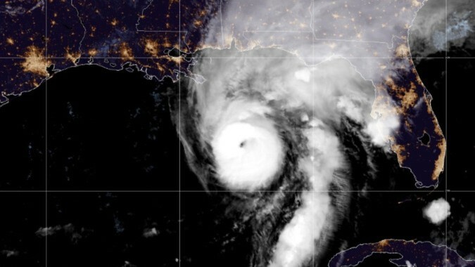Huracán Isaías toca tierra en Florida como categoría 2 y provoca apagones