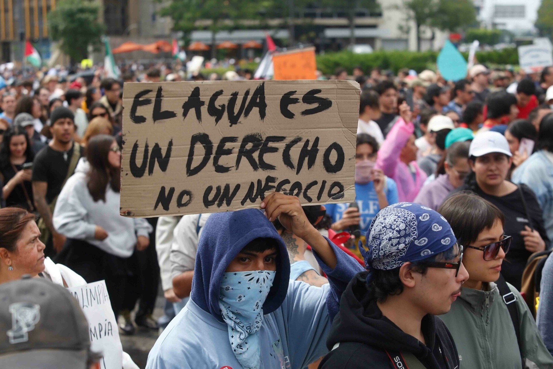Marcha por el agua en Jalisco deja 28 policías lesionados, 31 civiles atendidos y 39 detenidos