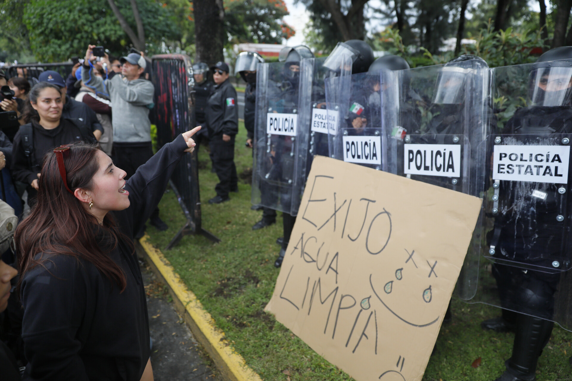 Fiscalía de Jalisco libera a 32 de 39 detenidos tras protesta por agua contaminada en Guadalajara