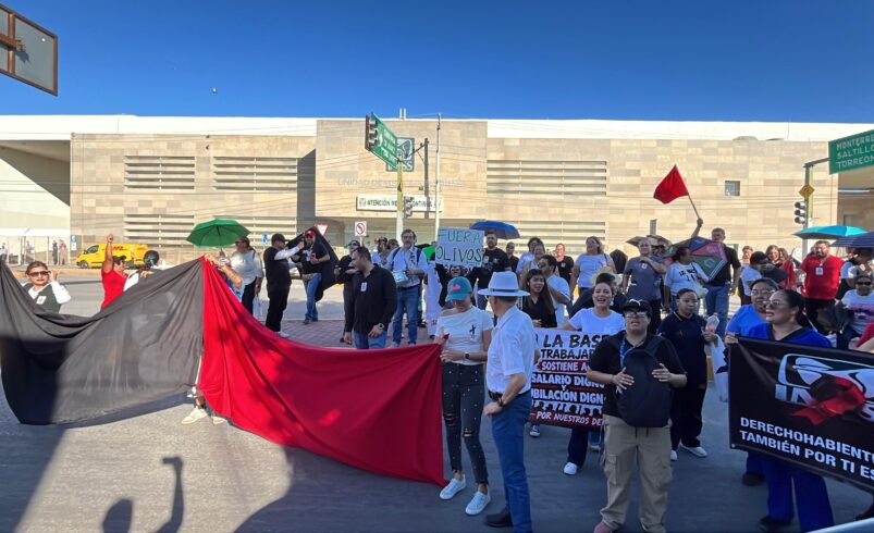 Aumento salarial fue una miseria y no hay insumos; protesta base trabajadora del IMSS en Gómez Palacio