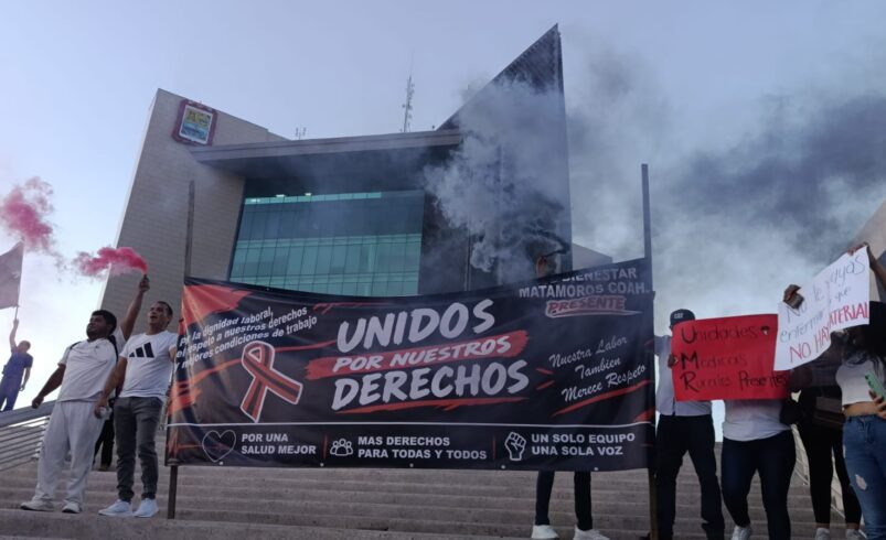 Marchan trabajadores del IMSS en Torreón; exigen respeto a sus derechos laborales